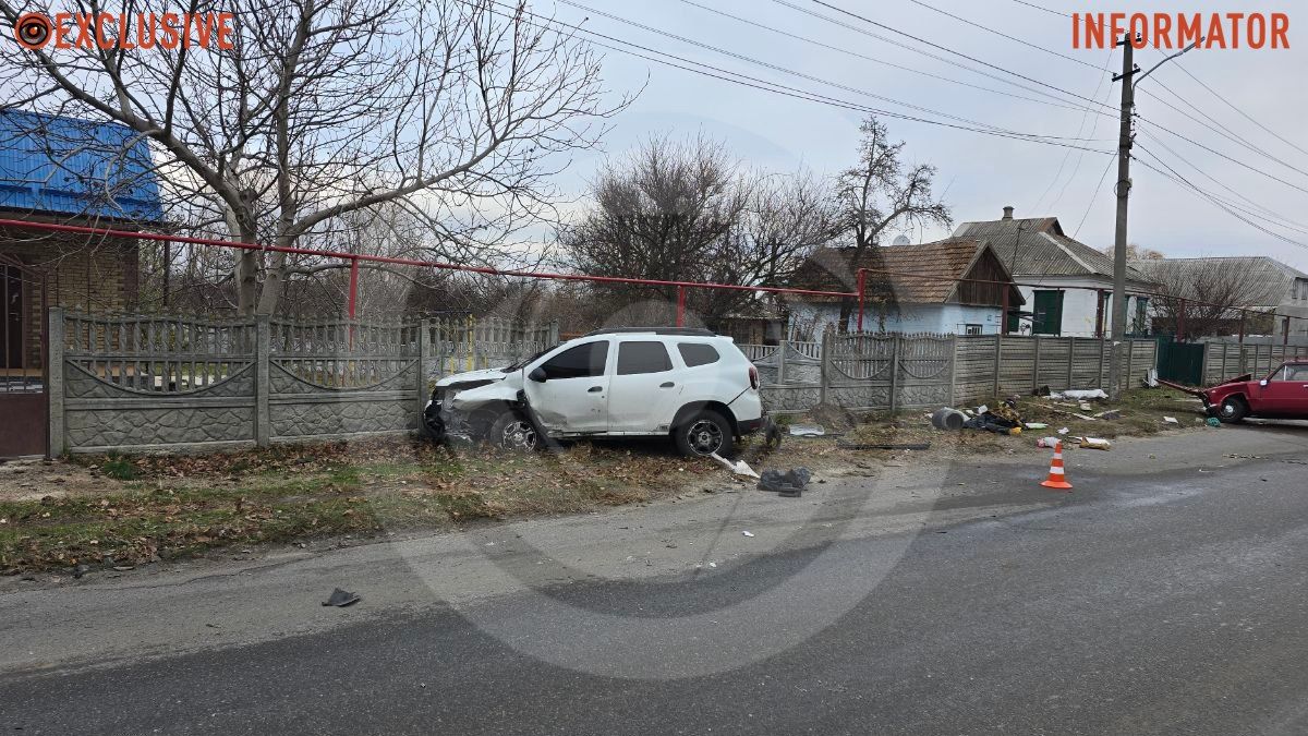 Відео моменту: у Дніпрі на Широкій зіштовхнулись Renault та ВАЗ, жінка вилетіла через лобове скло та загинула