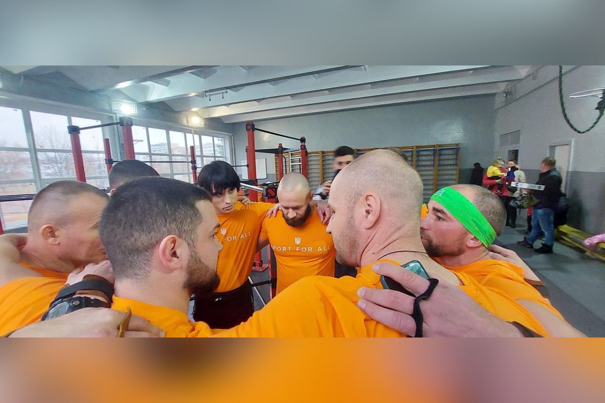 23 ноября в Днепре 8 мужчин установили рекорд Украины по отжиму на брусьях 23 ноября в Днепре 8 мужчин установили рекорд Украины по отжиму на брусьях