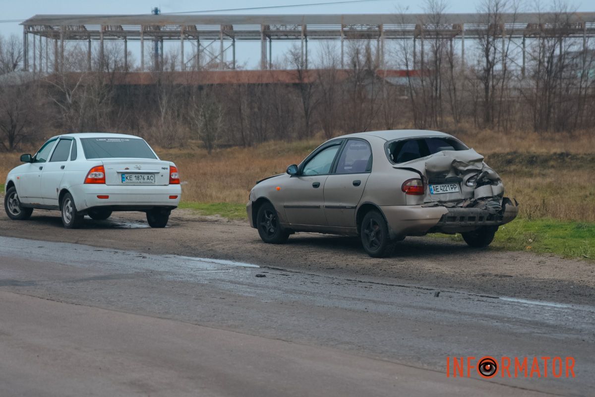 В Днепре на Курсантской на заезде в АЗС «Нефтек» произошло тройное ДТП