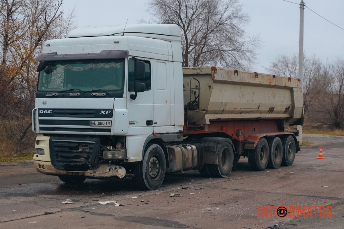 На въезде на АЗС «Нефтек» столкнулись Daewoo, Renault и грузовик Daf