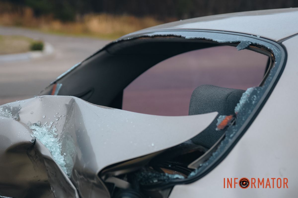 На встречной полосе он столкнулся с Renault, а в заднюю часть въехал грузовик