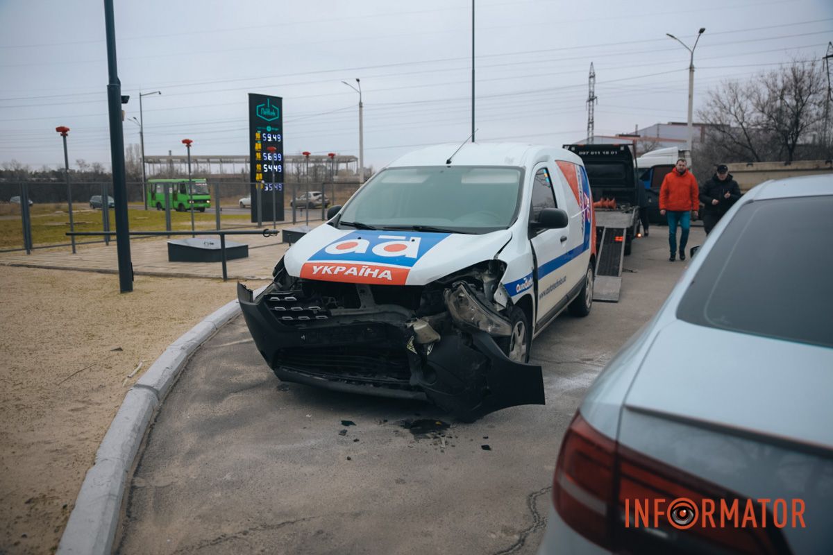 Движение возле АЗС немного усложнено