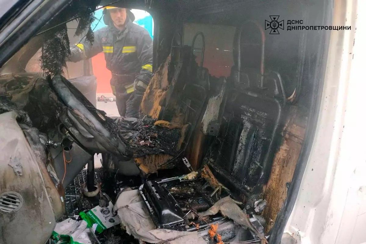 Загорівся мікроавтобус Ford Transit У Дніпрі на Кирила Осьмака на ходу загорівся Ford 1