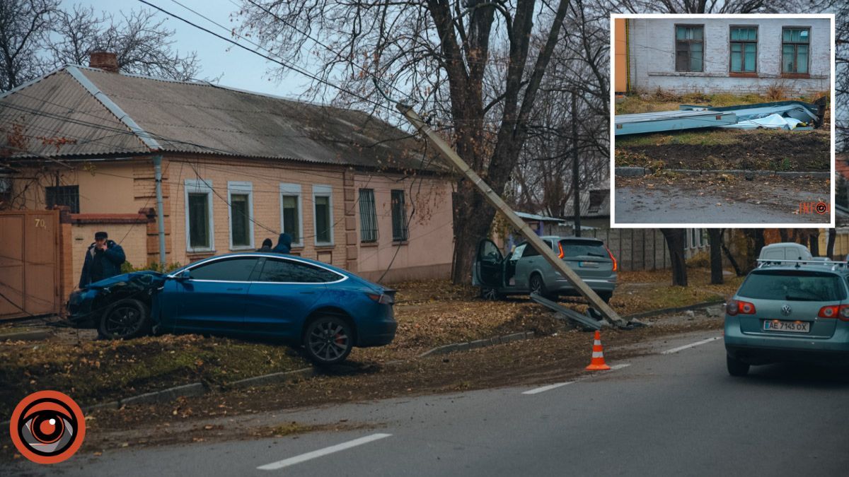 У Дніпрі на Січових Стрільців зіткнулись дві машини: Tesla знесла білборд, а Volvo - повалив стовп