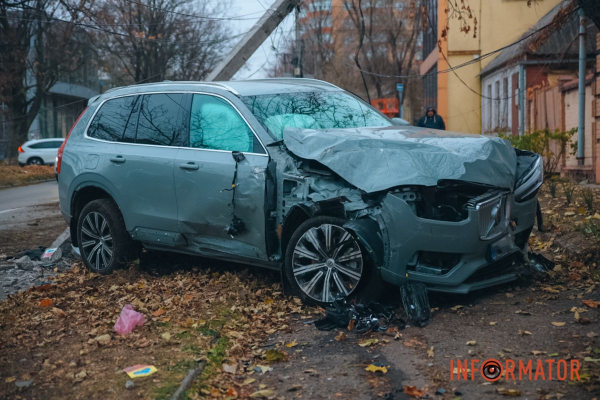 Станом на 15:30, приїхали комунальні служби, які проводитимуть роботи