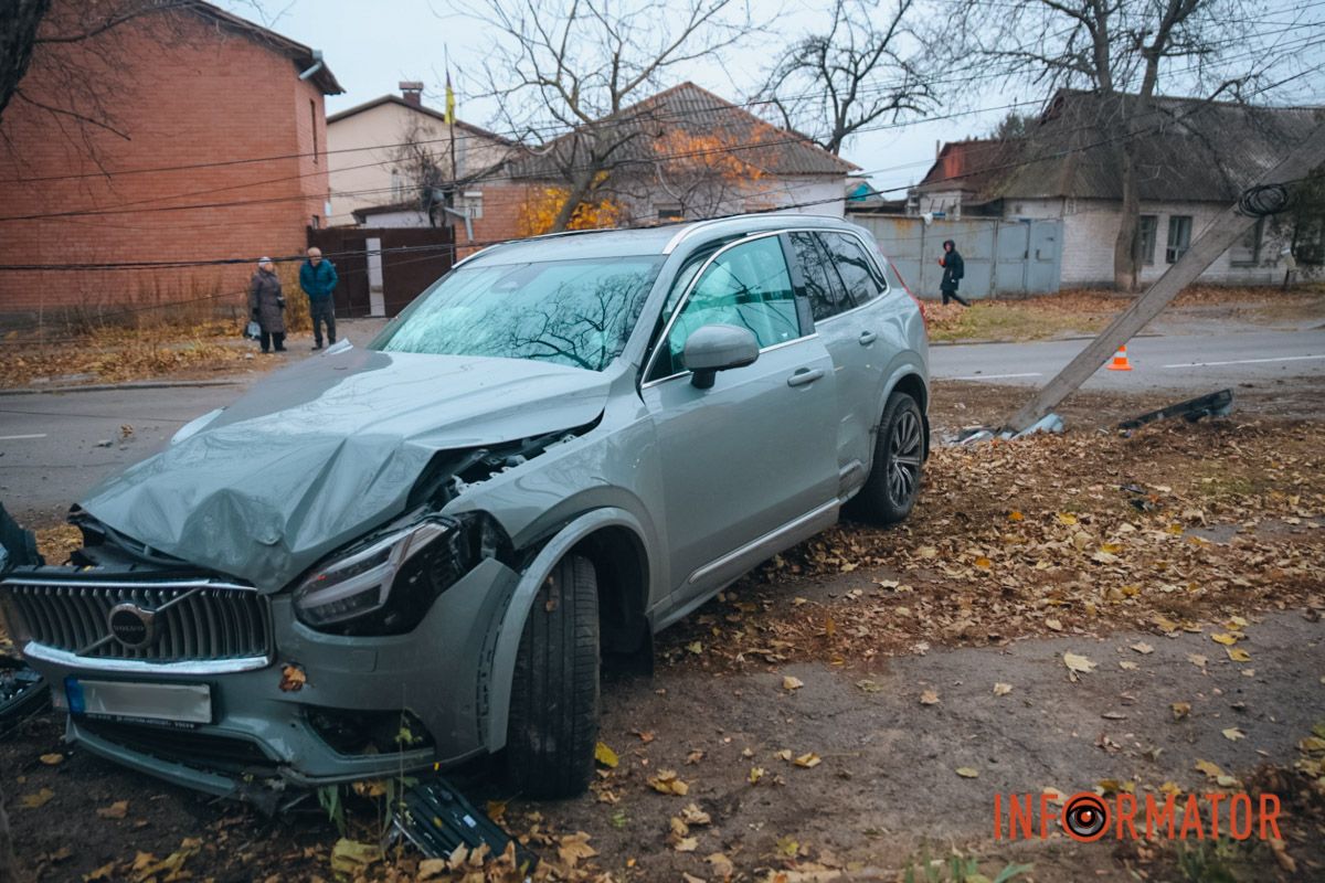 І поблизу будинку №70 одна з автівок почала перестроюватися, і сталася аварія