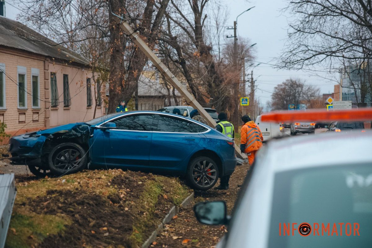 А Volvo - повалив бетонний стовп
