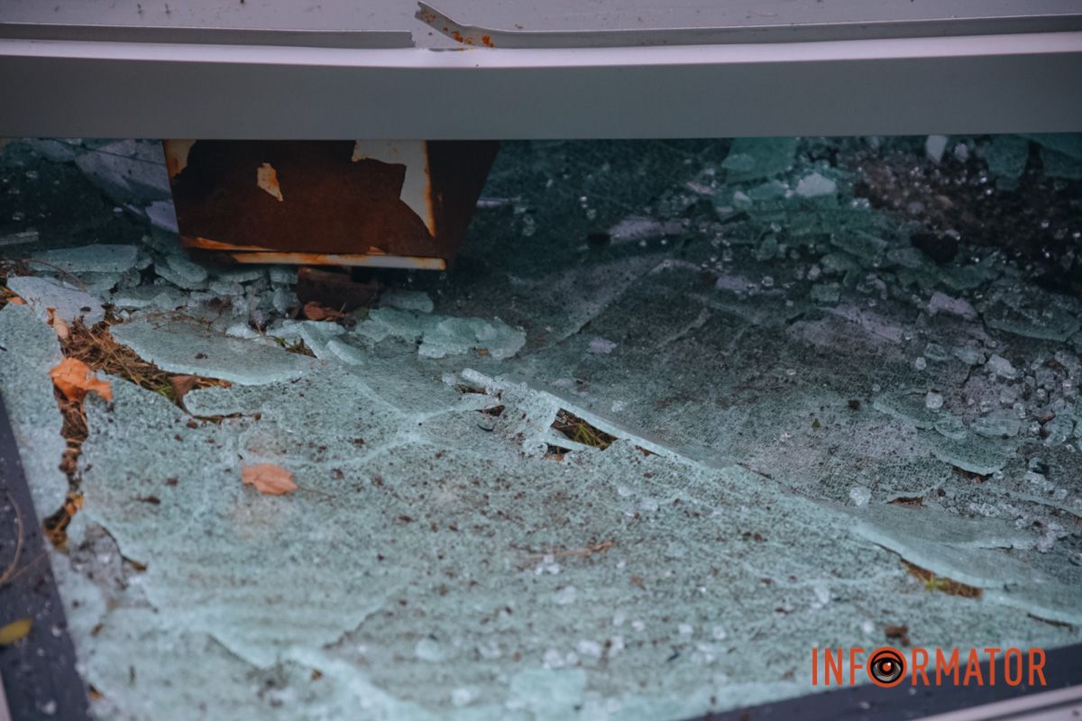 Внаслідок зіткнення Tesla збила білборд, який впав на землю