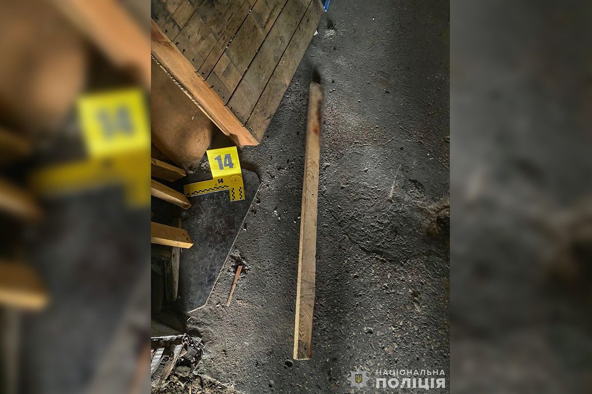 Правоохоронці вилучили знаряддя злочину для експертизи Правоохоронці вилучили знаряддя злочину для експертизи