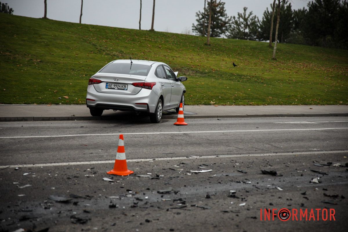 У Дніпрі на Набережній Перемоги зіткнулись Audi та Hyundai: є постраждалий 11