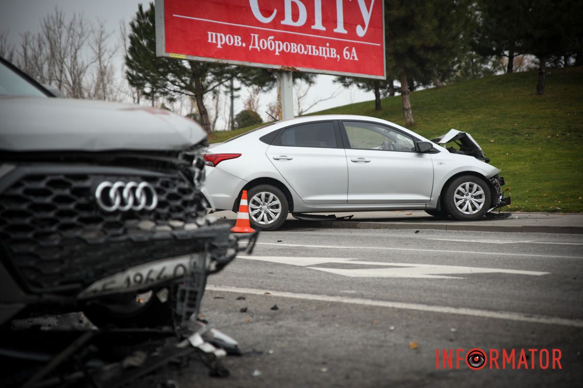 У Дніпрі на Набережній Перемоги зіткнулись Audi та Hyundai: є постраждалий 14