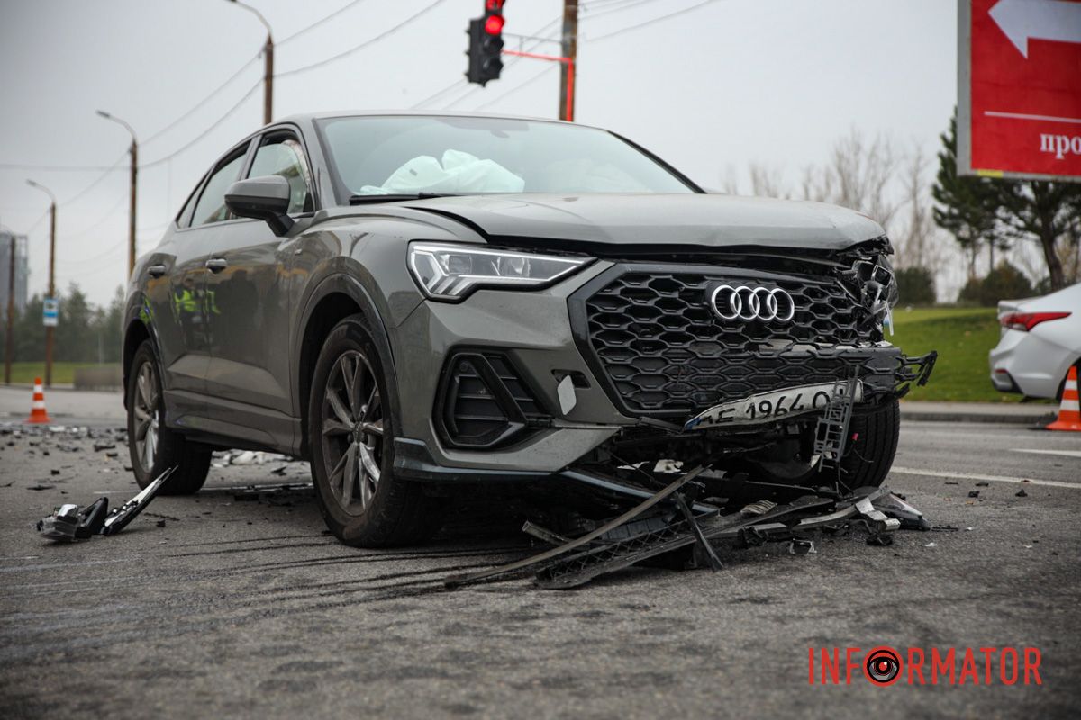 У Дніпрі на Набережній Перемоги зіткнулись Audi та Hyundai: є постраждалий 15