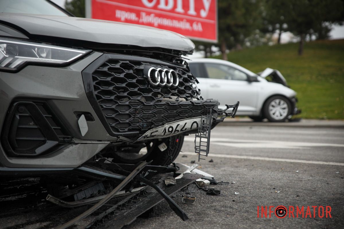 У Дніпрі на Набережній Перемоги зіткнулись Audi та Hyundai: є постраждалий 10