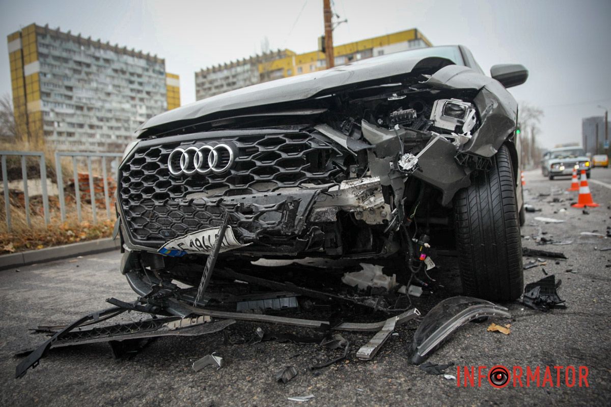 У Дніпрі на Набережній Перемоги зіткнулись Audi та Hyundai: є постраждалий 8