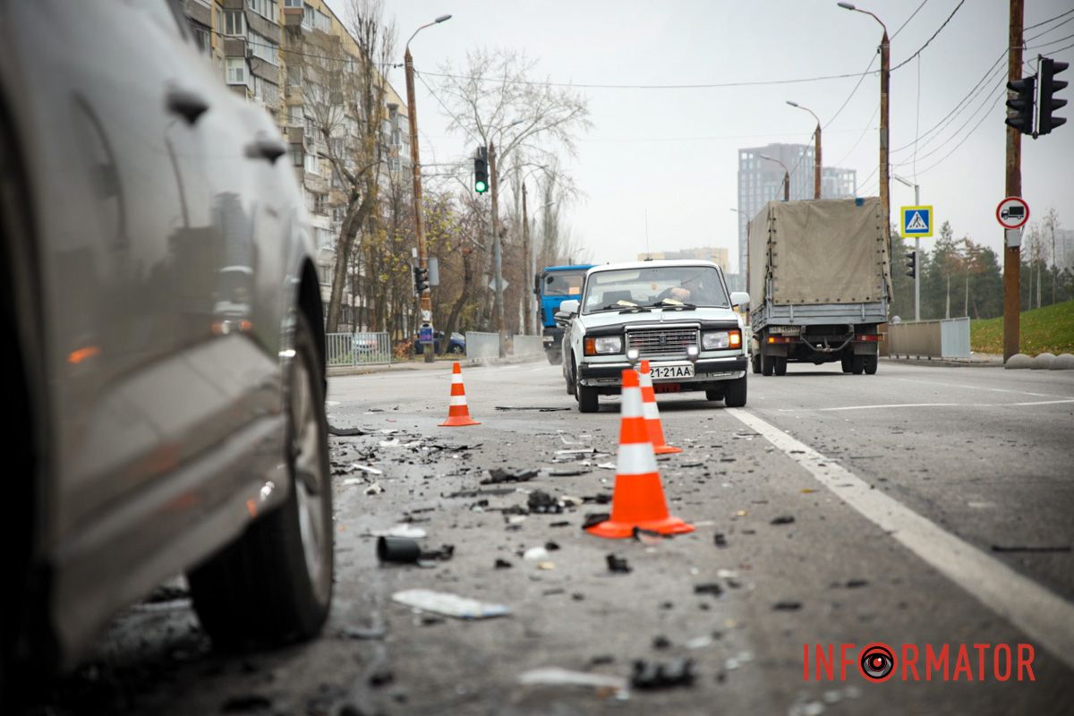 У Дніпрі на Набережній Перемоги зіткнулись Audi та Hyundai: є постраждалий 9