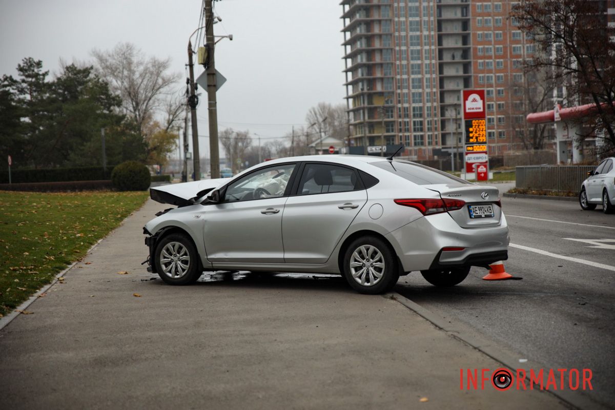У Дніпрі на Набережній Перемоги зіткнулись Audi та Hyundai: є постраждалий 7