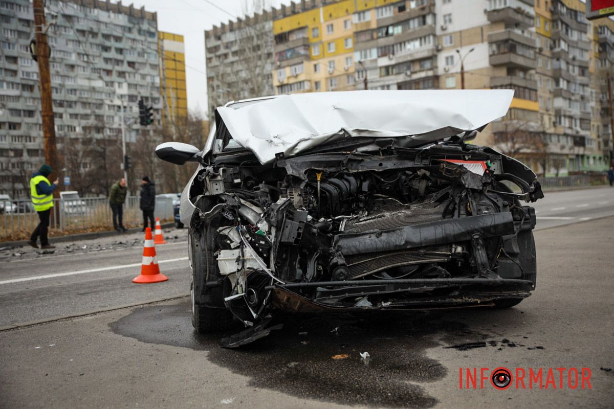У Дніпрі на Набережній Перемоги зіткнулись Audi та Hyundai: є постраждалий 6