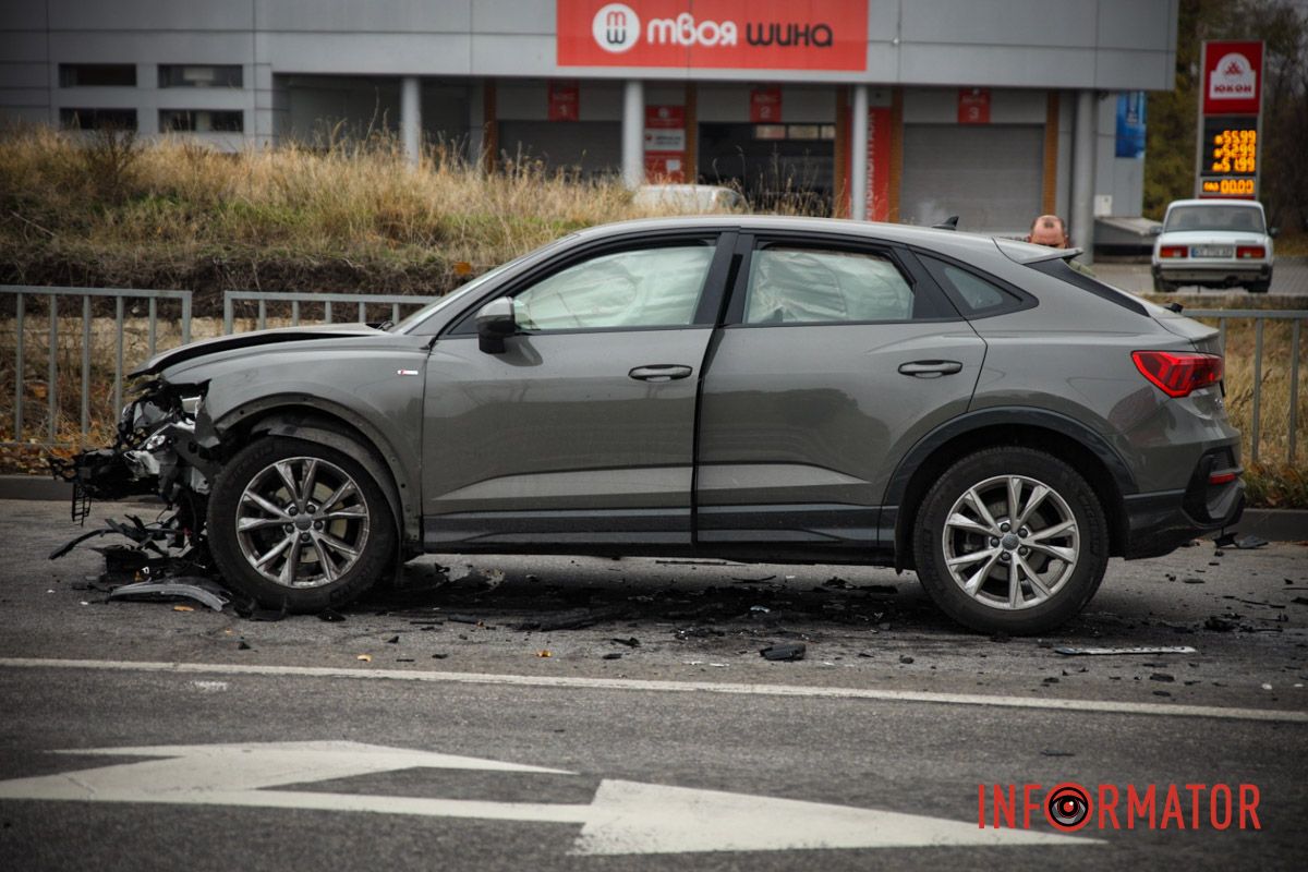 У Дніпрі на Набережній Перемоги зіткнулись Audi та Hyundai: є постраждалий 4