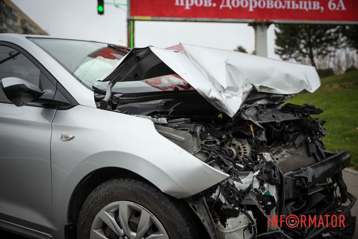 У Дніпрі на Набережній Перемоги зіткнулись Audi та Hyundai: є постраждалий 3