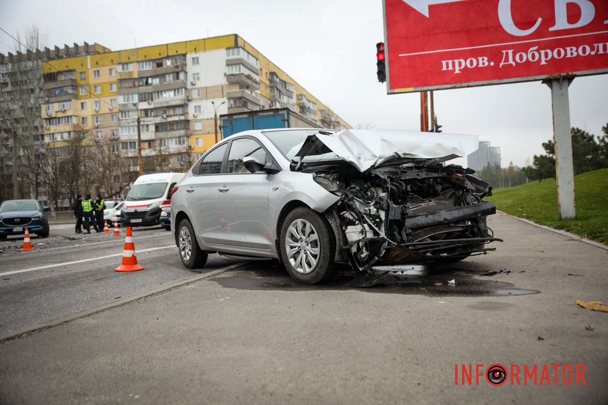 У Дніпрі на Набережній Перемоги зіткнулись Audi та Hyundai: є постраждалий 2