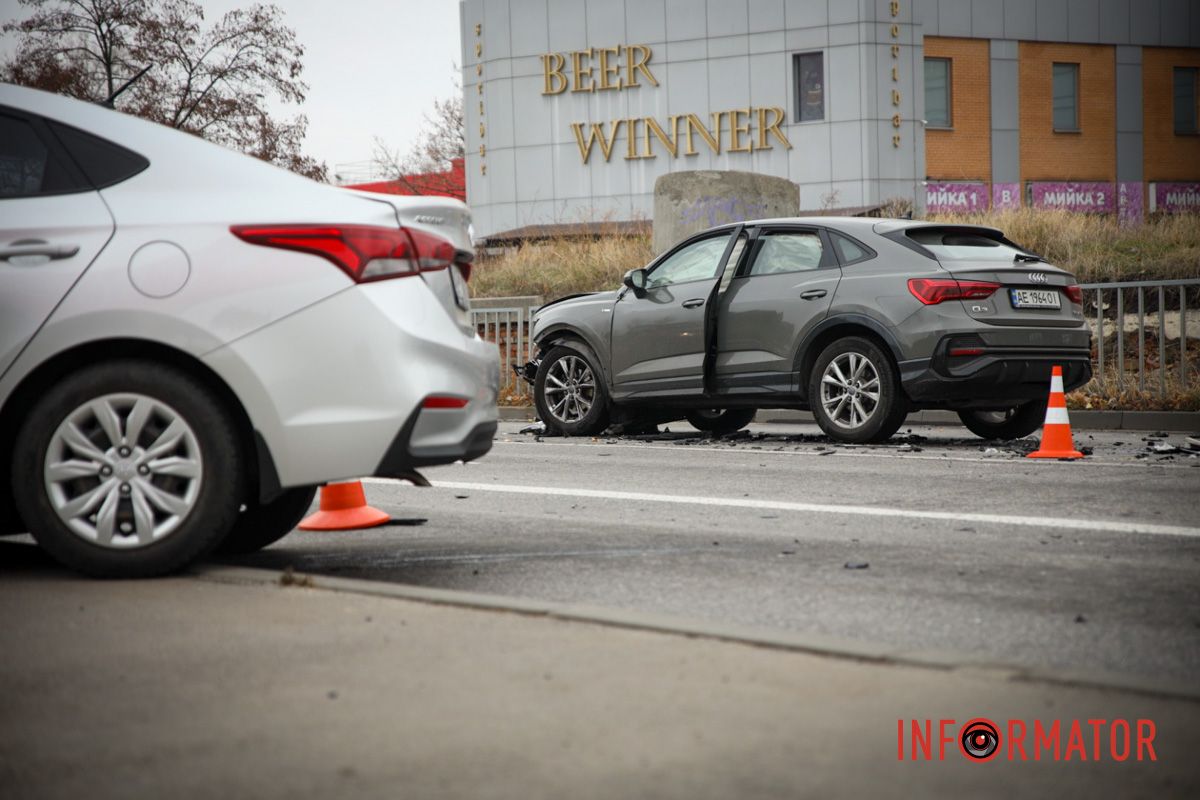 У Дніпрі на Набережній Перемоги зіткнулись Audi та Hyundai: є постраждалий 1