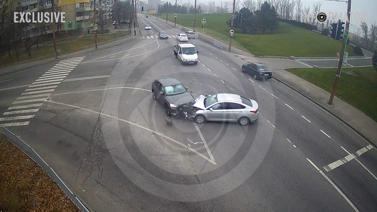 У Дніпрі на Набережній Перемоги зіткнулись Audi та Hyundai: відео моменту ДТП