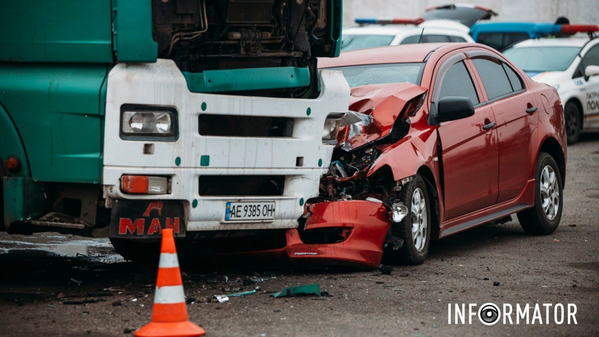 Смяло «передок»: в Днепре на Журналистов Mitsubishi залетел под грузовик