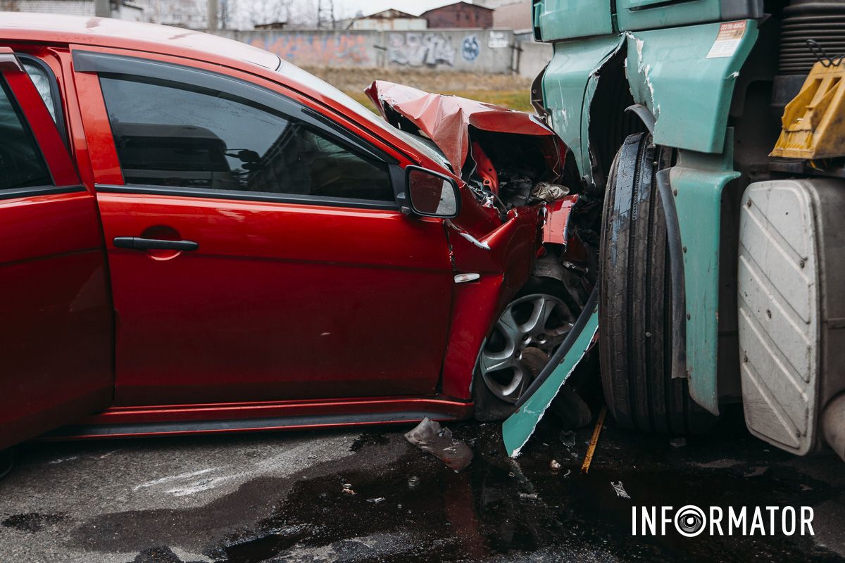По информации от патрульных полицейских, водитель легковушки отвлекся и на скорости залетел под грузовик