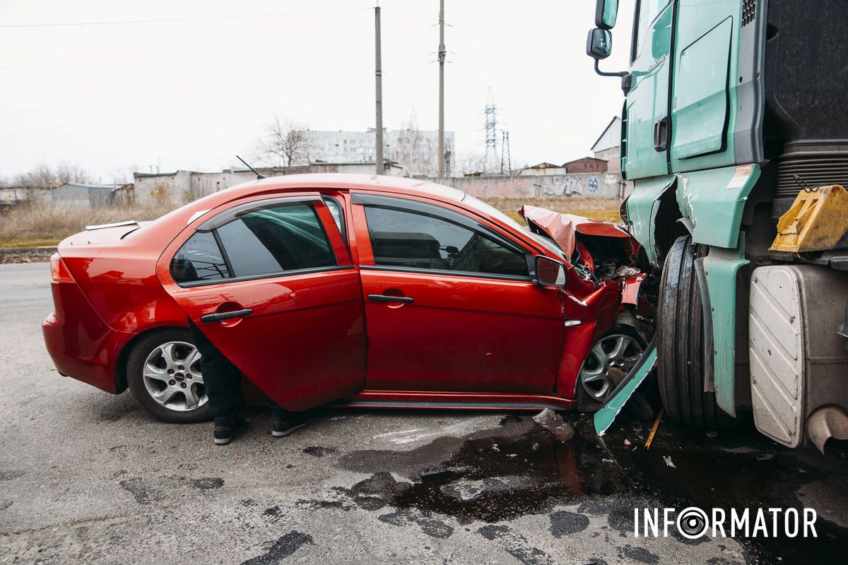 Переднюю часть Mitsubishi полностью смяло