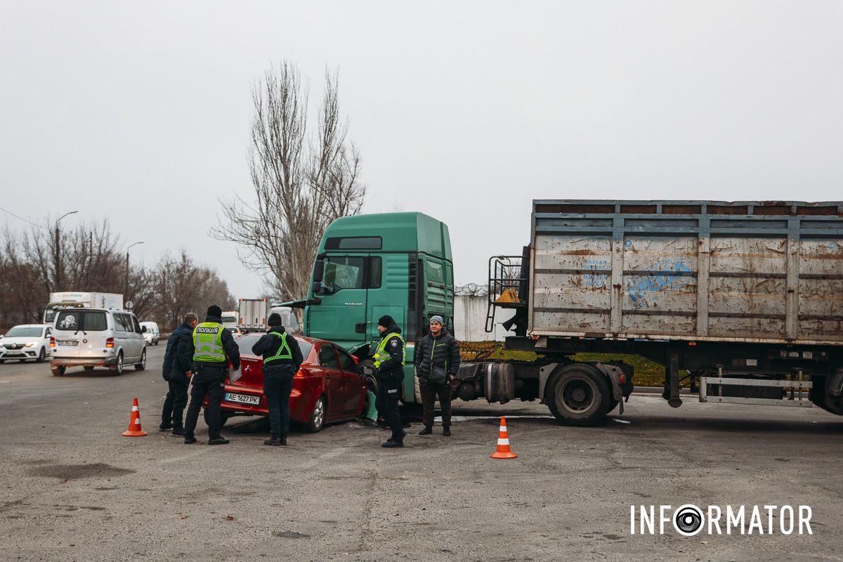 По состоянию на 15:00 на месте работают патрульные полицейские