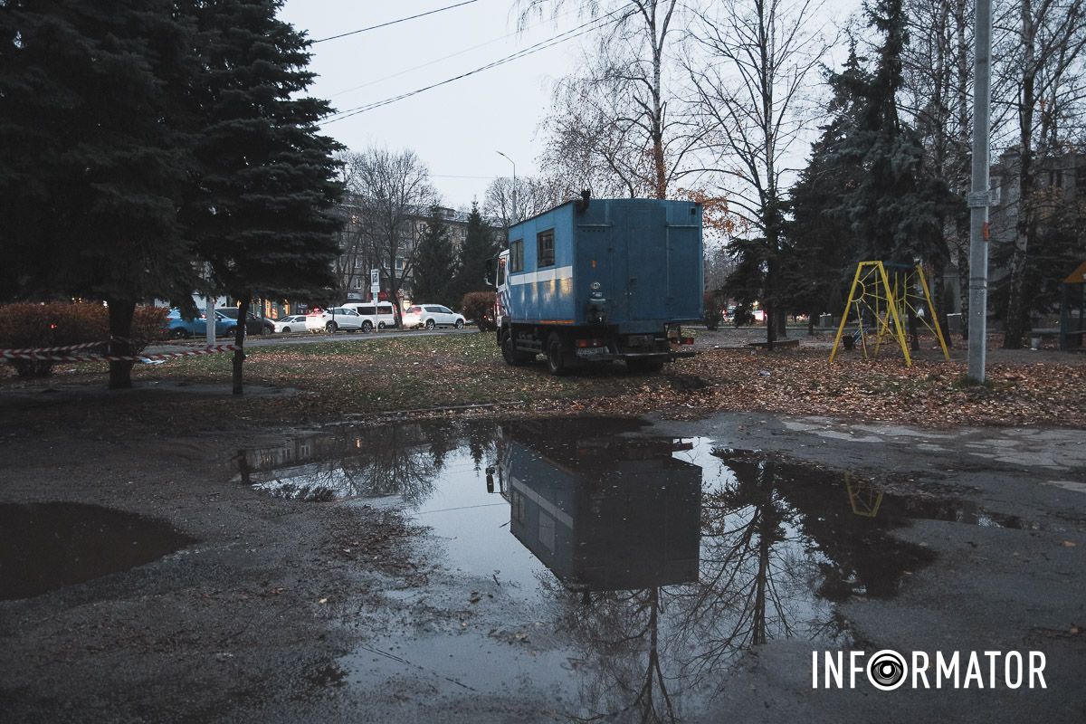 В Днепре на проспекте Науки образовались искусственные "озера" из-за прорыва: на месте работает "Днепропроводоканал" 17