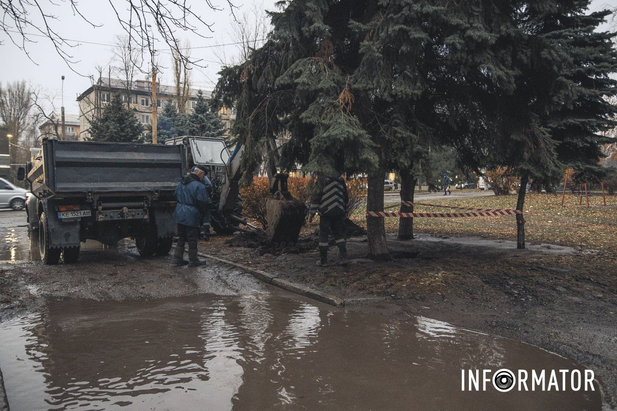 В Днепре на проспекте Науки образовались искусственные "озера" из-за прорыва: на месте работает "Днепропроводоканал" 18