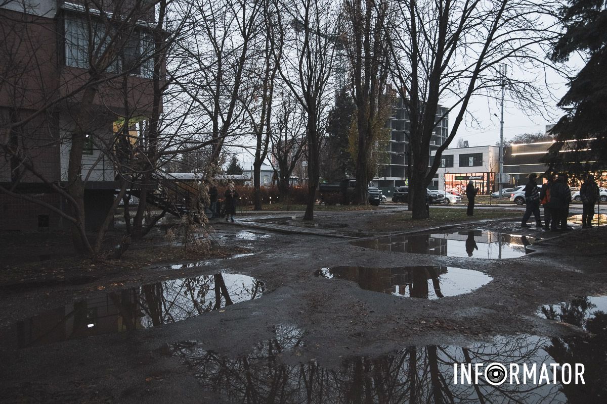 В Днепре на проспекте Науки образовались искусственные "озера" из-за прорыва: на месте работает "Днепропроводоканал" 3