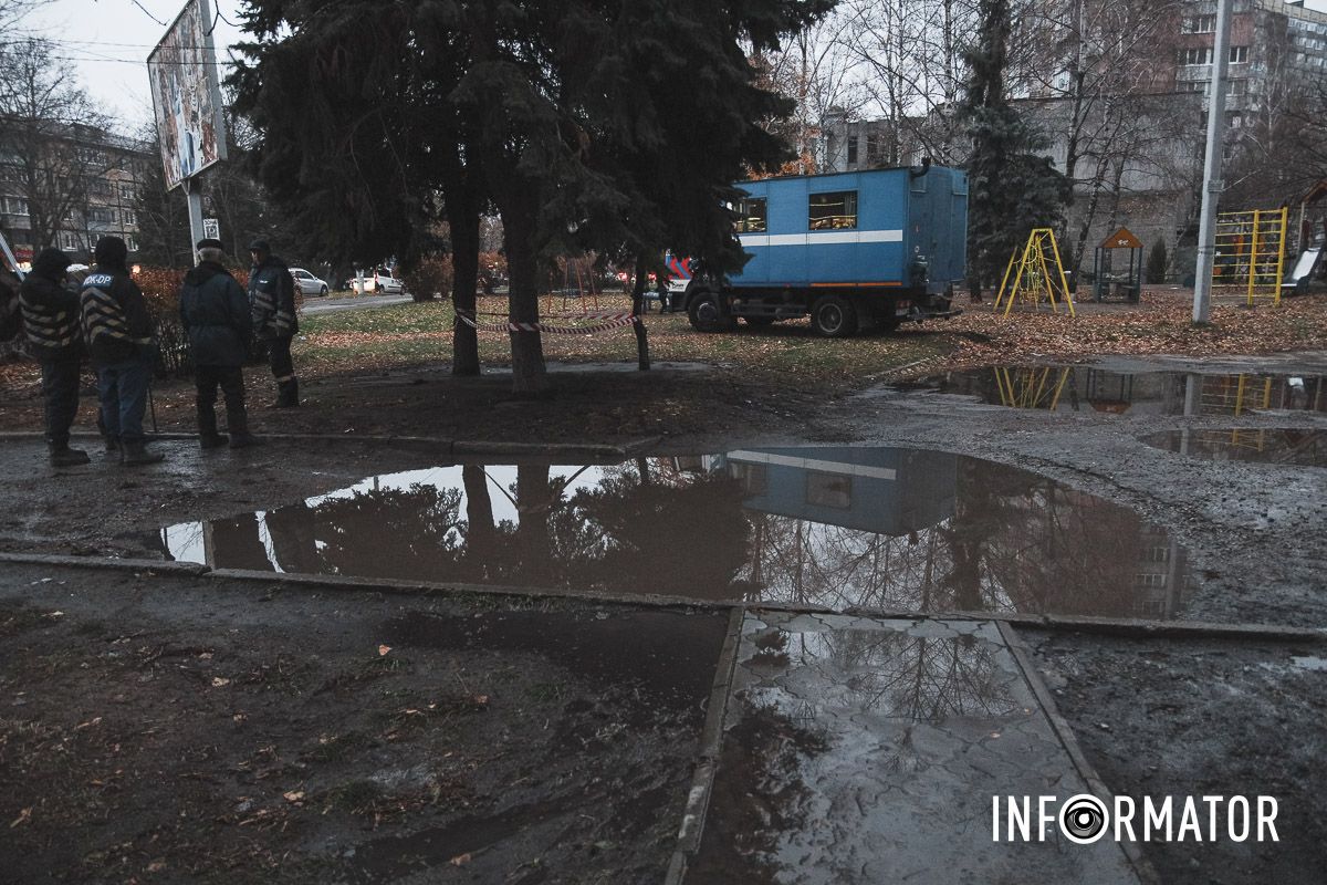 В Днепре на проспекте Науки образовались искусственные "озера" из-за прорыва: на месте работает "Днепропроводоканал" 4