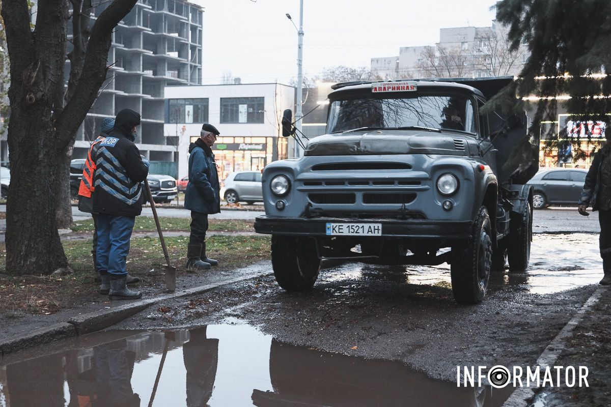 В Днепре на проспекте Науки образовались искусственные "озера" из-за прорыва: на месте работает "Днепропроводоканал" 8