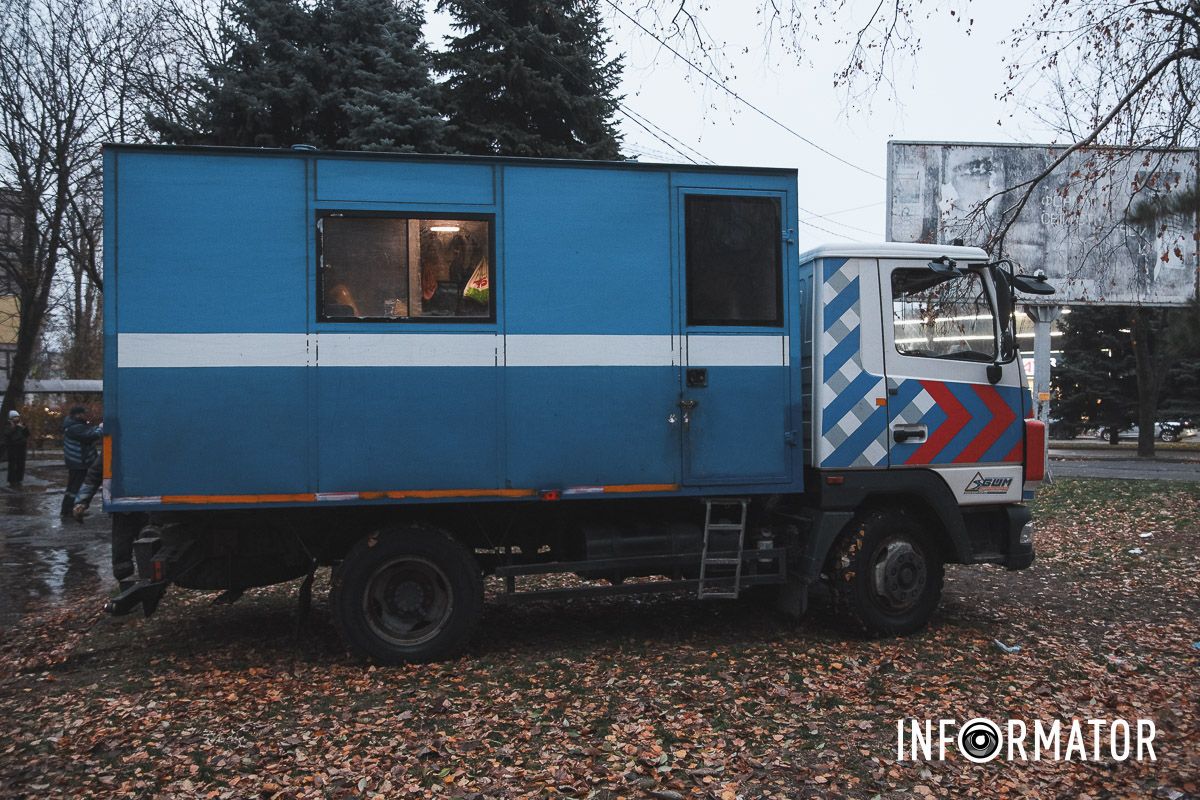 В Днепре на проспекте Науки образовались искусственные "озера" из-за прорыва: на месте работает "Днепропроводоканал" 10