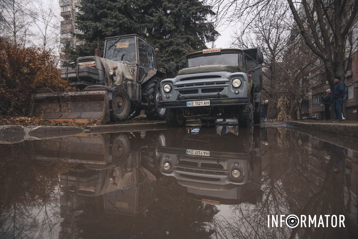 В Днепре на проспекте Науки образовались искусственные "озера" из-за прорыва: на месте работает "Днепропроводоканал" 14