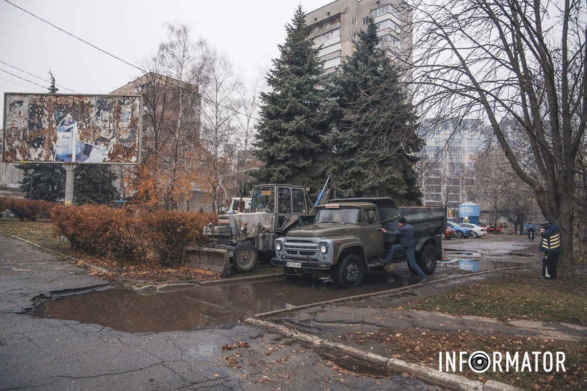 В Днепре на проспекте Науки образовались искусственные "озера" из-за прорыва: на месте работает "Днепропроводоканал" 15