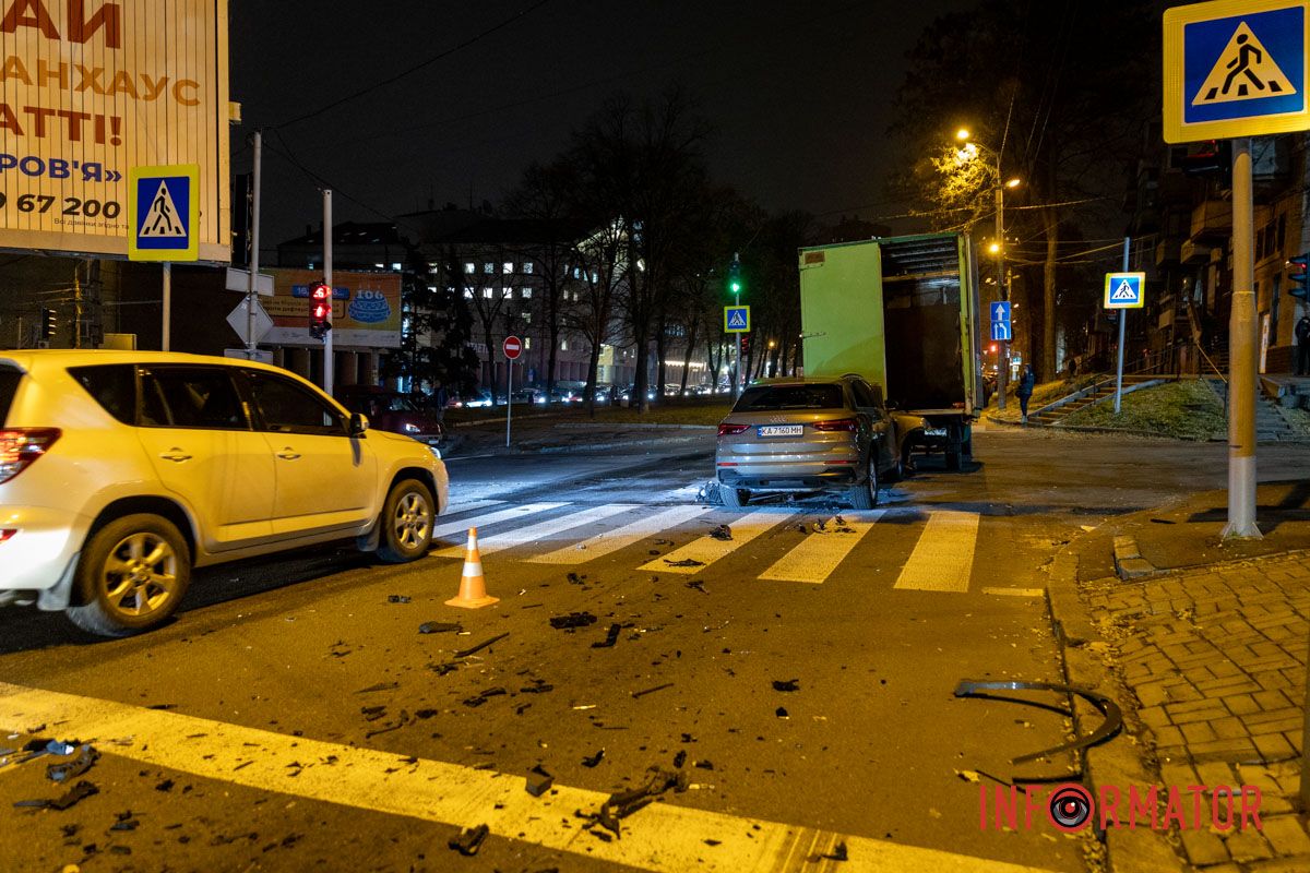 Audi доведеться витягувати з-під вантажівки У Дніпрі на Святослава Хороброго Audi в'їхала під вантажний Mercedes 15