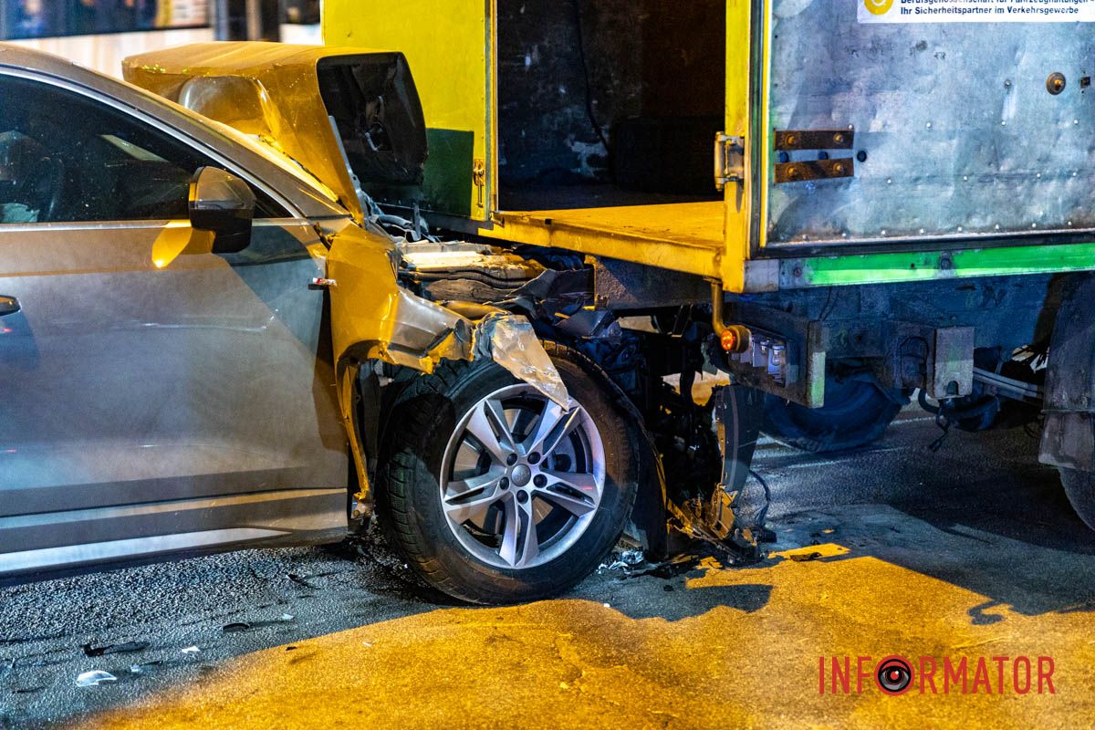 Передню частину авто практично знищено У Дніпрі на Святослава Хороброго Audi в'їхала під вантажний Mercedes 16