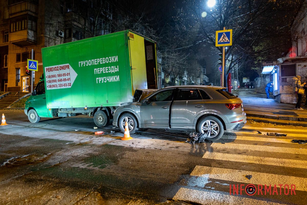 У середу, 27 листопада, у Дніпрі на перехресті вулиць Святослава Хороброго та Михайла Грушевського сталася ДТП У Дніпрі на Святослава Хороброго Audi в'їхала під вантажний Mercedes 1