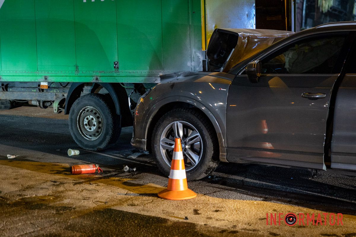 Зіткнулись Audi та вантажний Mercedes У Дніпрі на Святослава Хороброго Audi в'їхала під вантажний Mercedes 2