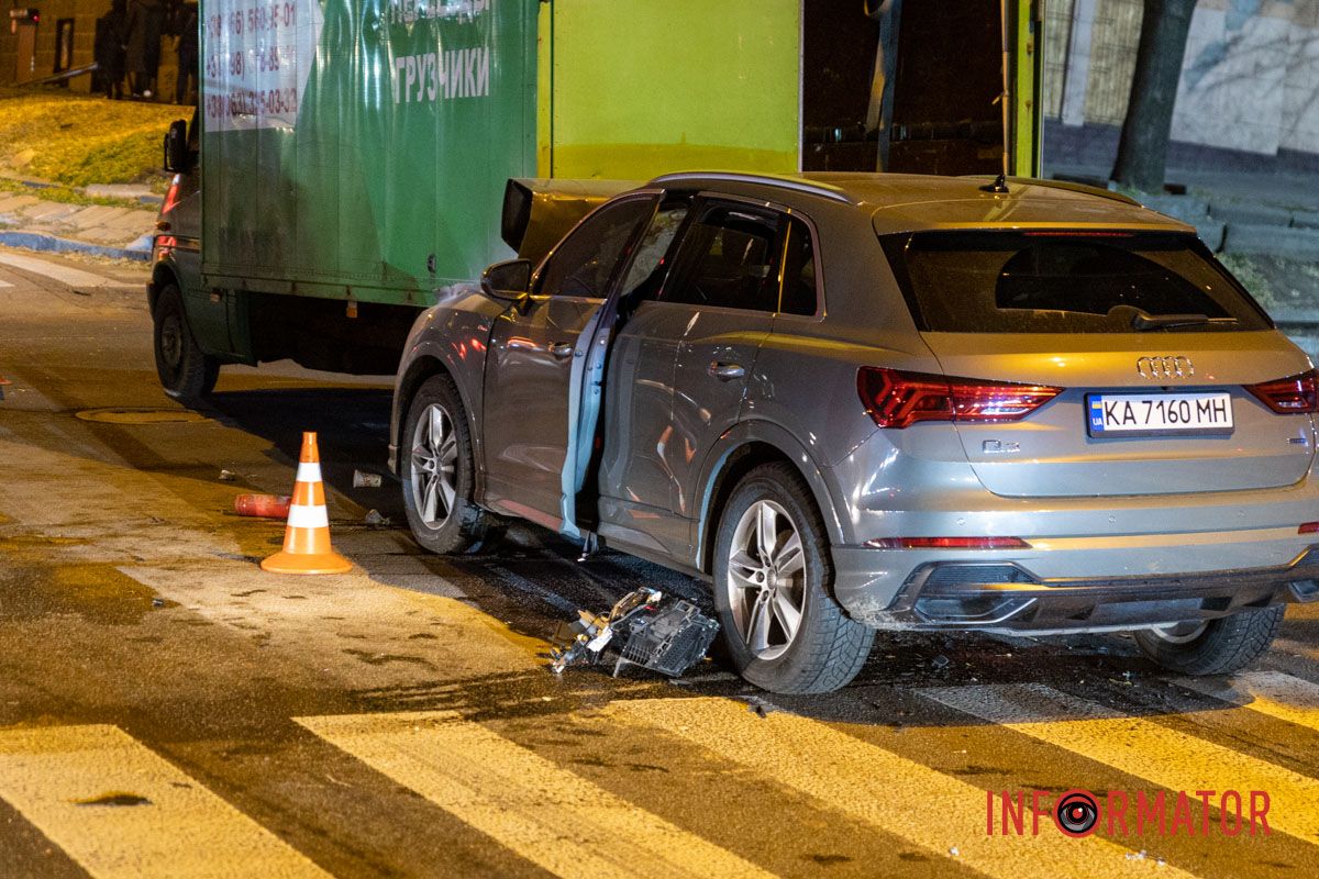Попередньо, постраждалих немає У Дніпрі на Святослава Хороброго Audi в'їхала під вантажний Mercedes 3