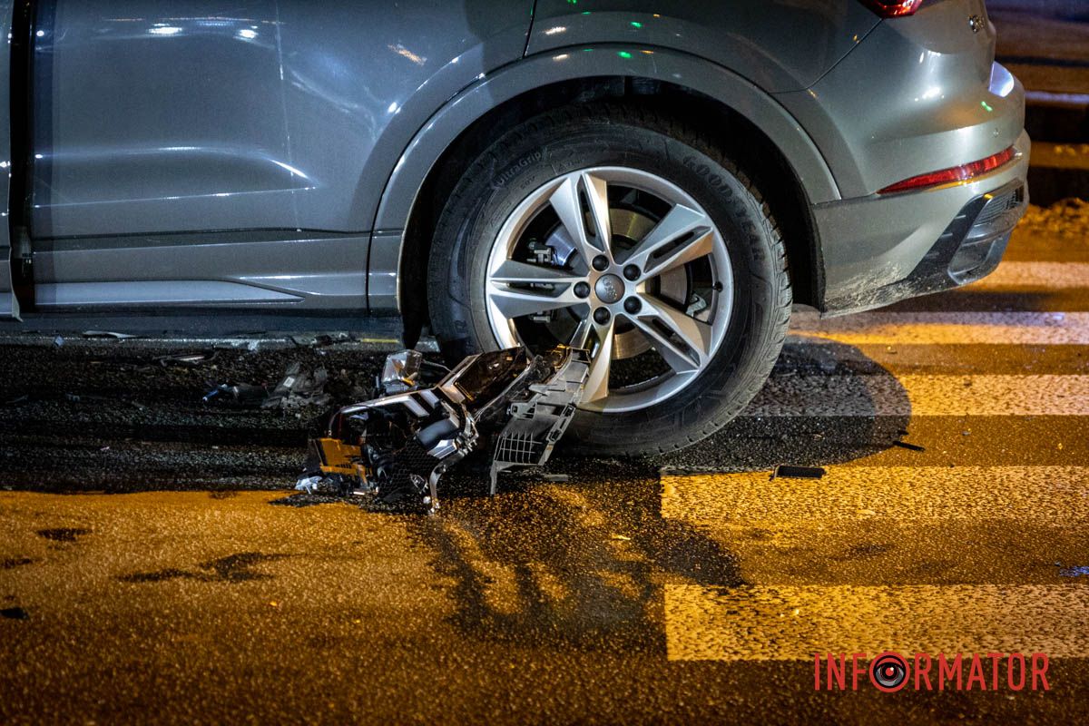 Станом на 17:40, на місці працюють патрульні поліцейські У Дніпрі на Святослава Хороброго Audi в'їхала під вантажний Mercedes 4