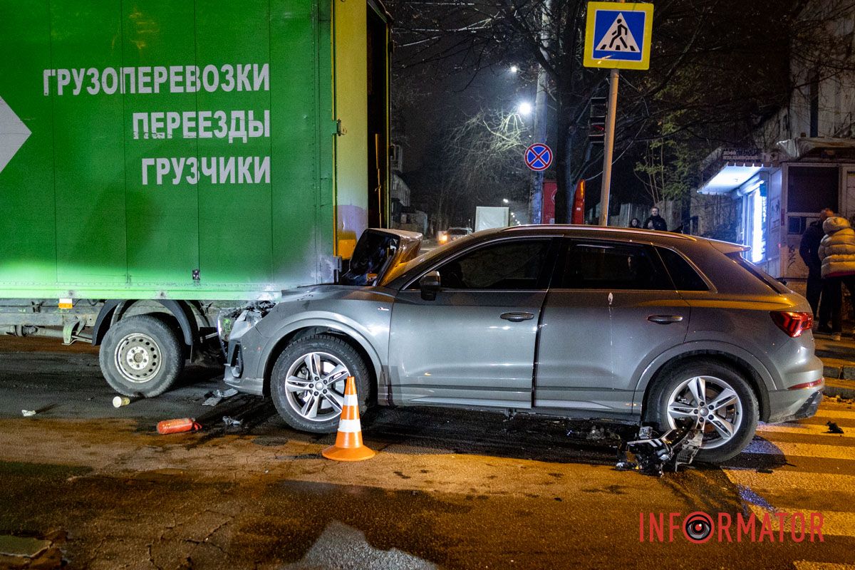 За попередньою інформацією, аварія сталась близько 16:40 У Дніпрі на Святослава Хороброго Audi в'їхала під вантажний Mercedes 5