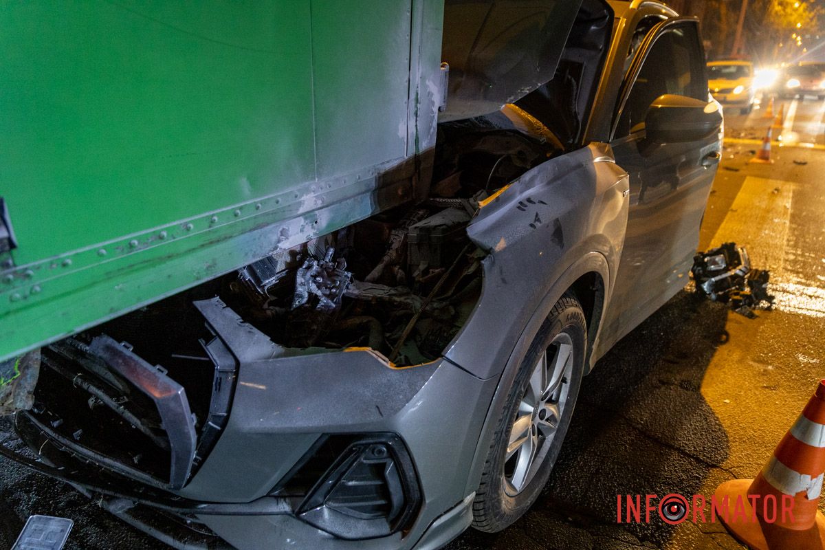 Обидва транспортні засоби рухались по вулиці Святослава Хороброго у бік проспекту Науки У Дніпрі на Святослава Хороброго Audi в'їхала під вантажний Mercedes 6