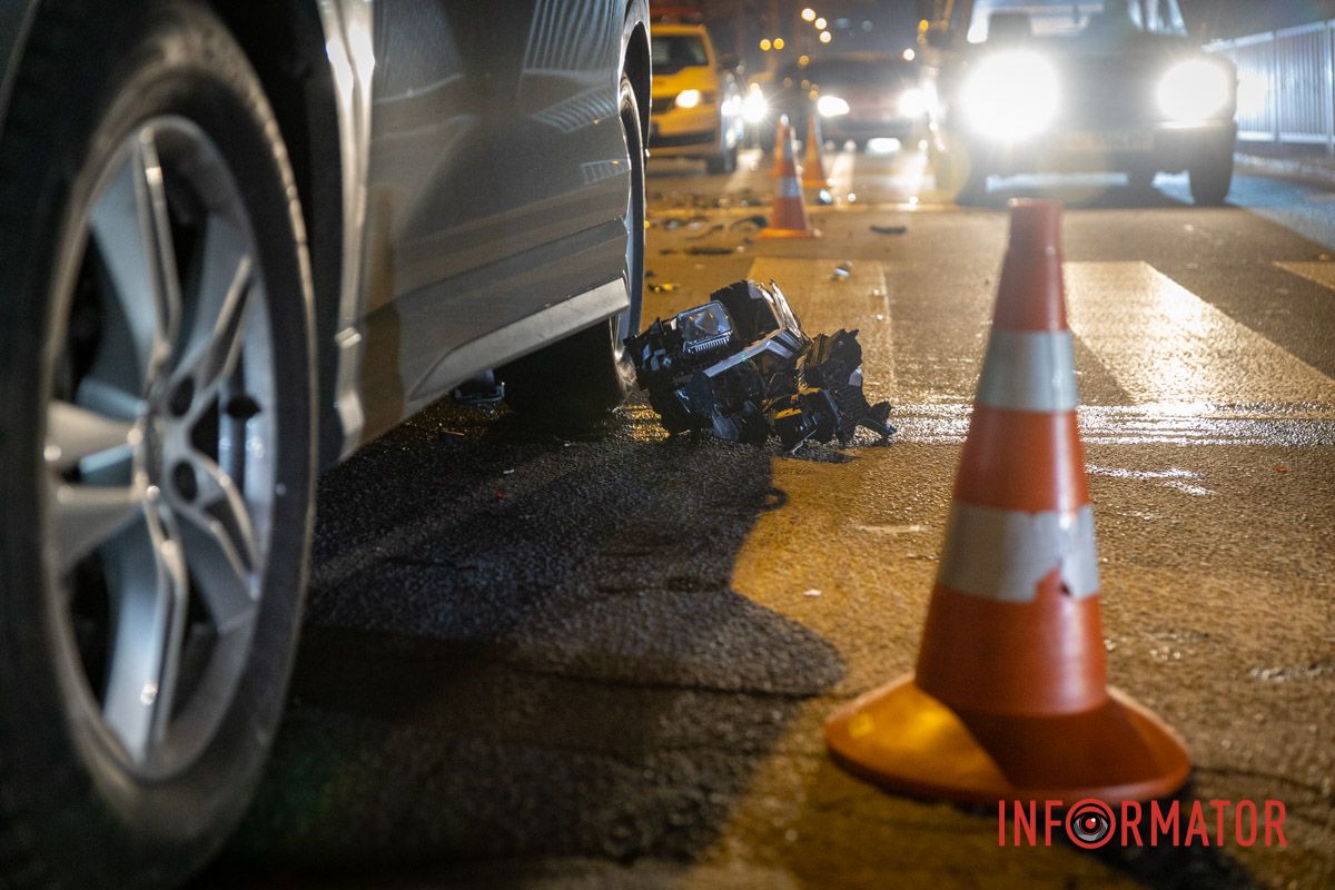 Audi вʼїхала в задню частину вантажного Mercedes У Дніпрі на Святослава Хороброго Audi в'їхала під вантажний Mercedes 7