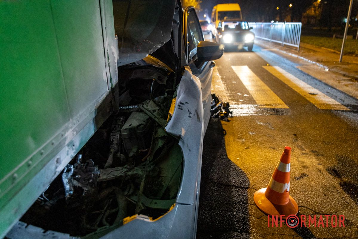 На дорозі уламки від транспортних засобів У Дніпрі на Святослава Хороброго Audi в'їхала під вантажний Mercedes 8