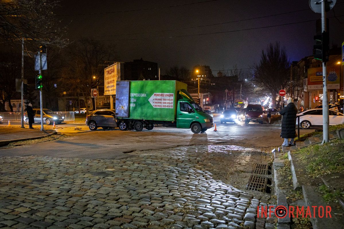 Audi отримала сильні пошкодження У Дніпрі на Святослава Хороброго Audi в'їхала під вантажний Mercedes 11