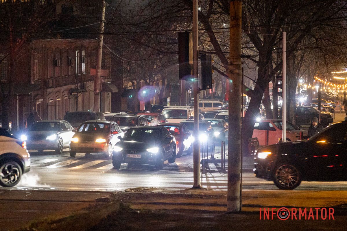 Автівки продовжують рух У Дніпрі на Святослава Хороброго Audi в'їхала під вантажний Mercedes 12